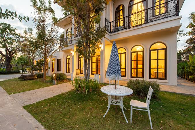 Villas overlooking the reservoir at Kaysorn Siri near Sirindhorn Dam